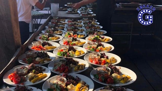 Gæstens Sommermenu - Østen + Ella Augusta 8/7-26 - KUN SPISNING