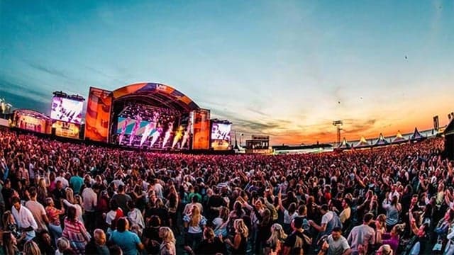 Het Grootste Zomerfeest van Nederland | Arrangement Strandclub FONK